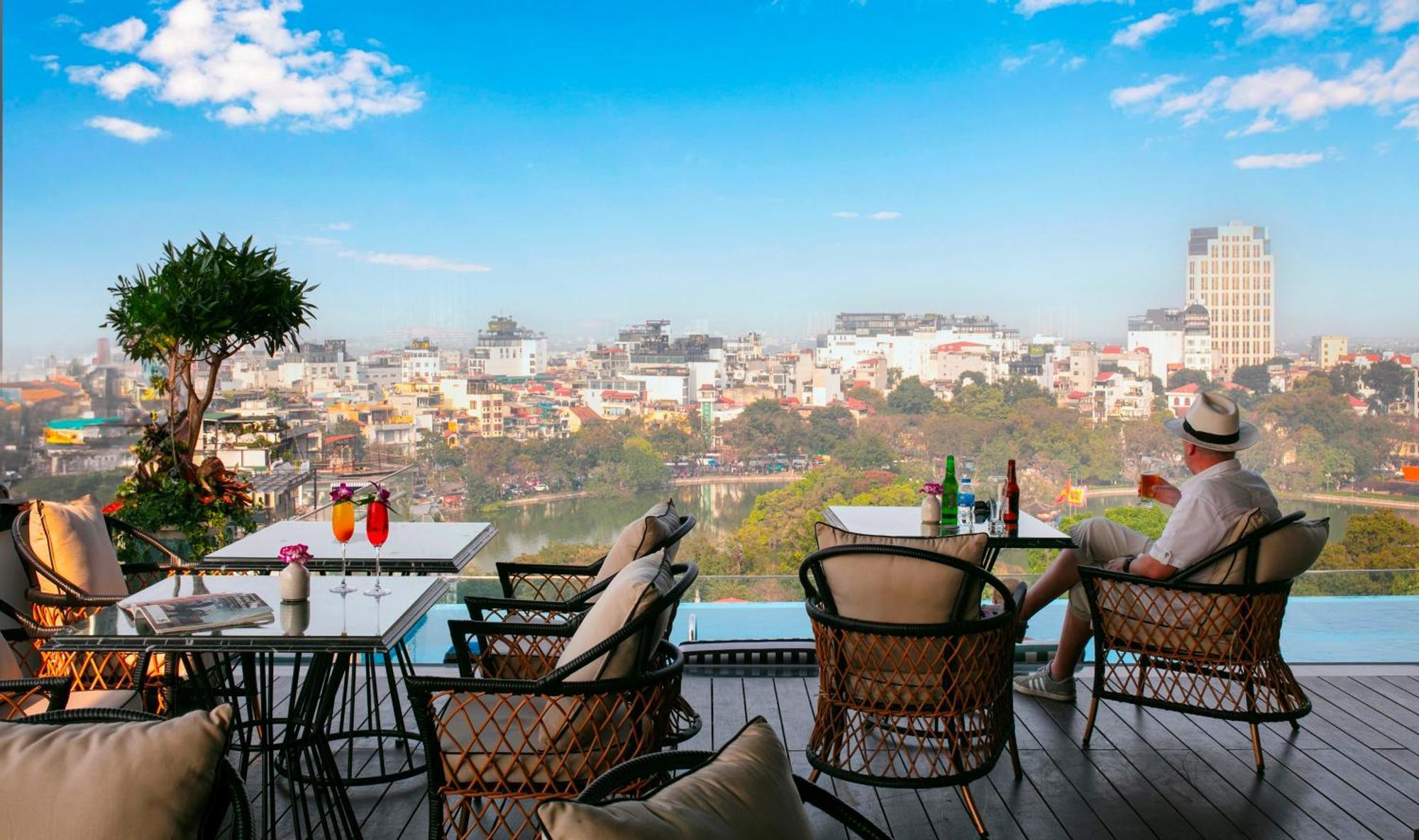 The Oriental Jade Hotel Hanoi Esterno foto View from the rooftop bar