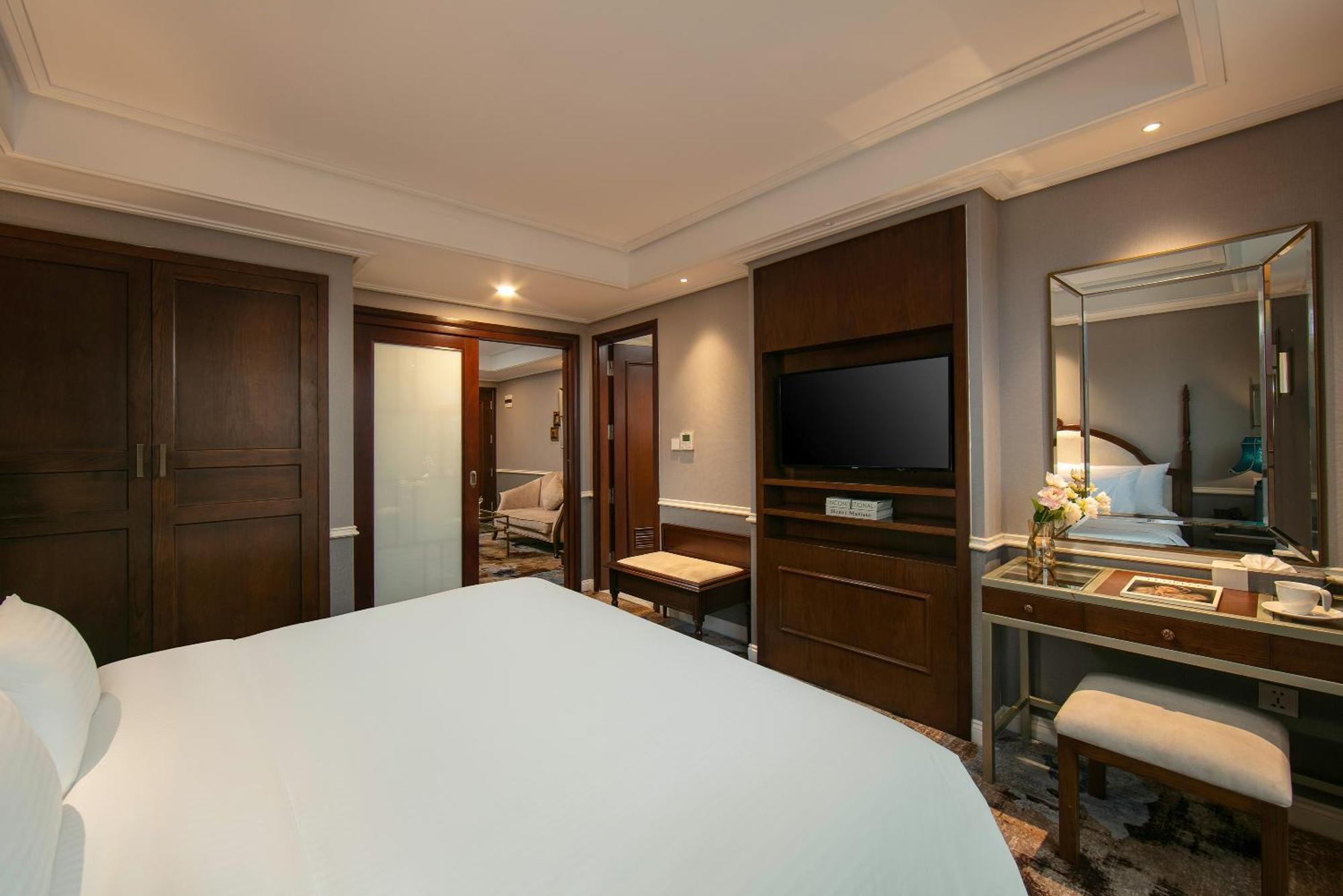 The Oriental Jade Hotel Hanoi Esterno foto A bedroom at the hotel