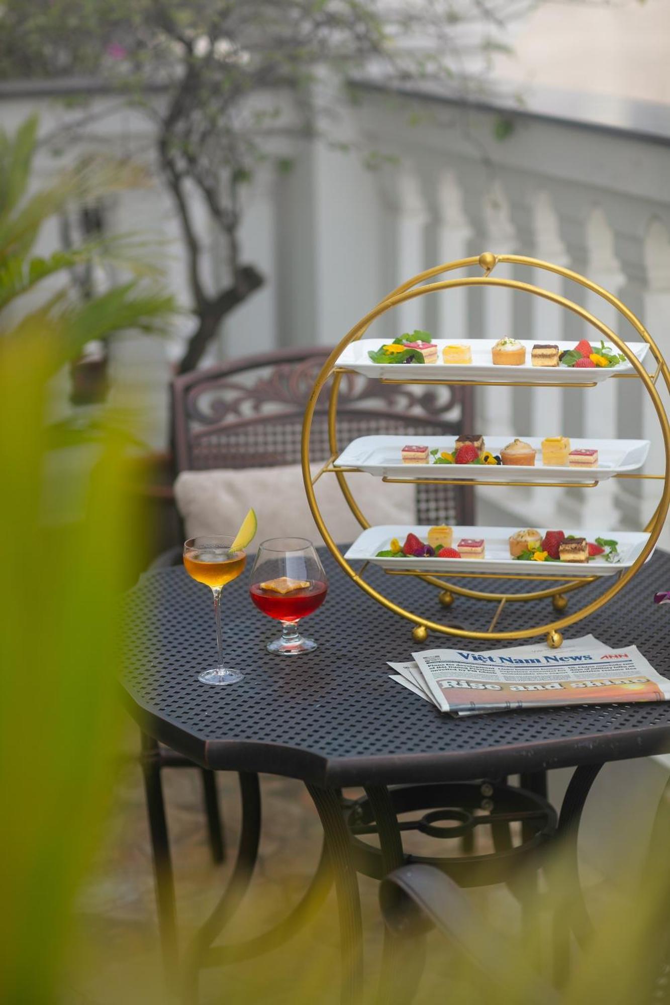 The Oriental Jade Hotel Hanoi Esterno foto Afternoon tea at the hotel