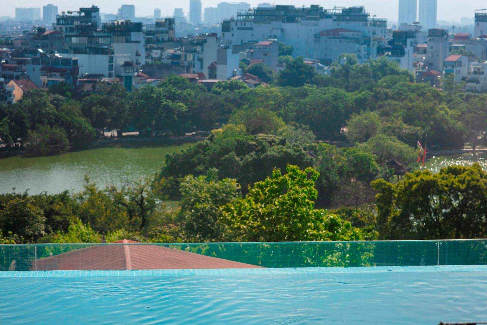 The Oriental Jade Hotel Hanoi Esterno foto View of the lake from the hotel