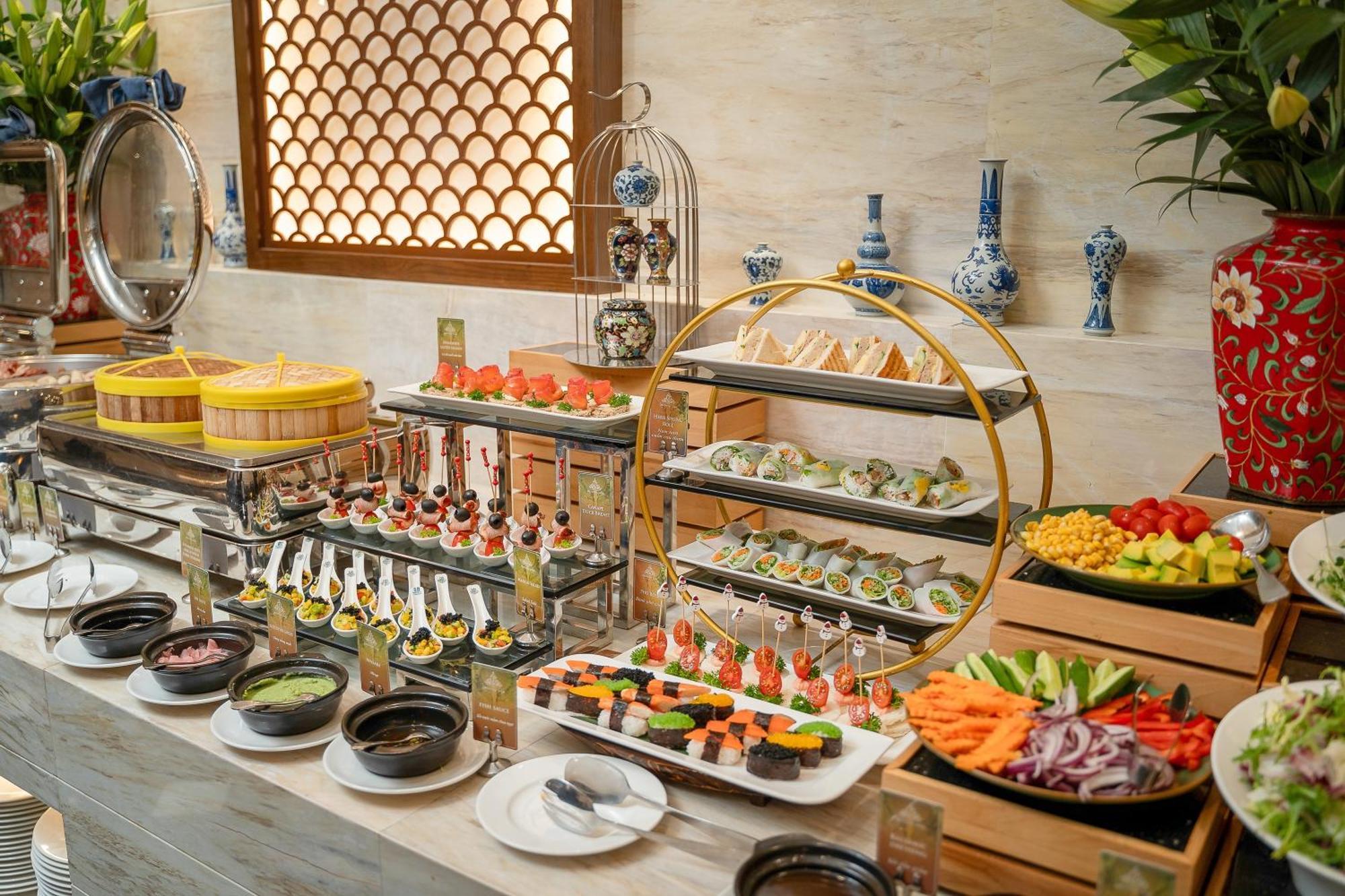 The Oriental Jade Hotel Hanoi Esterno foto A buffet at a hotel