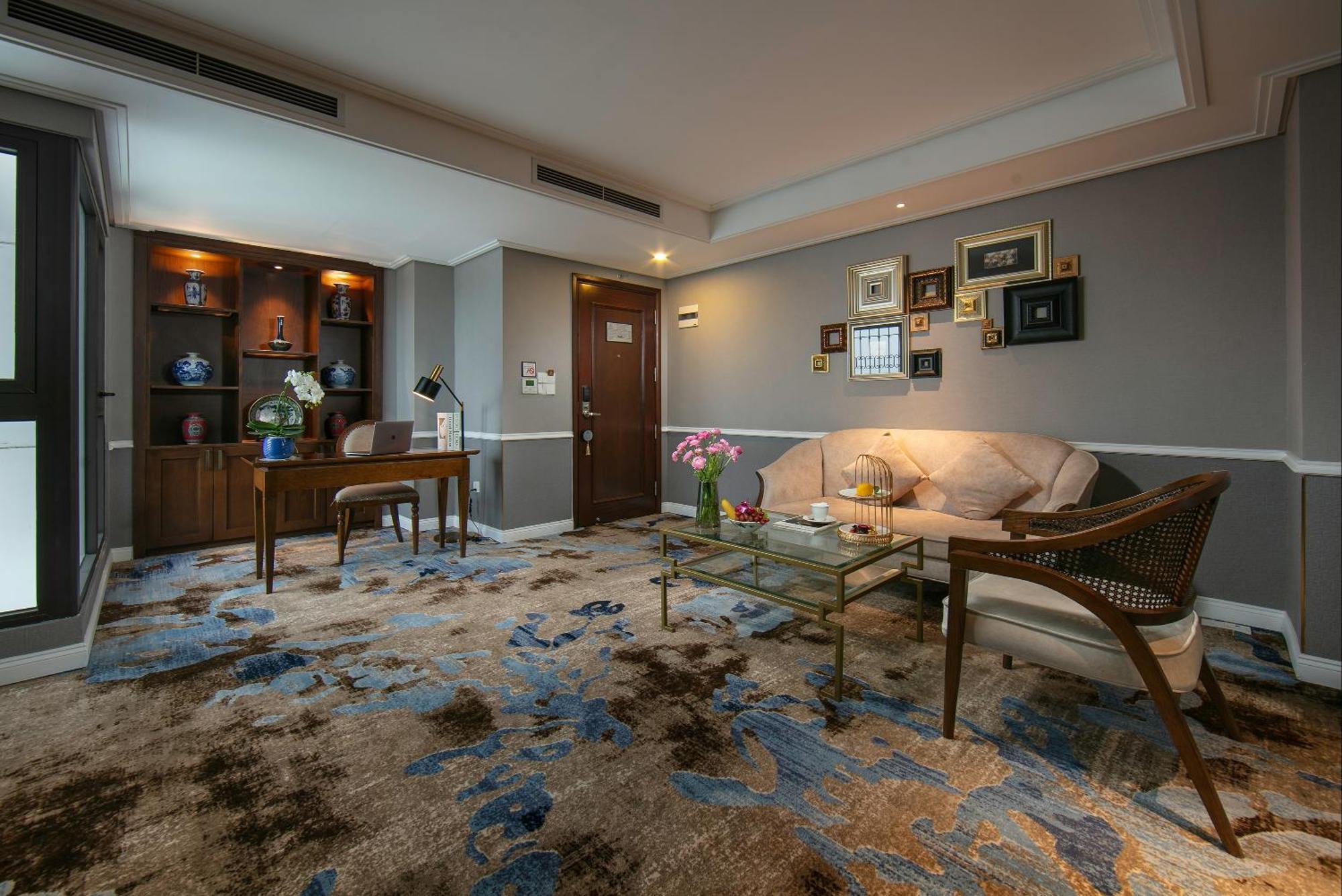 The Oriental Jade Hotel Hanoi Esterno foto A living room in a suite at the Mandarin Oriental, Bangkok