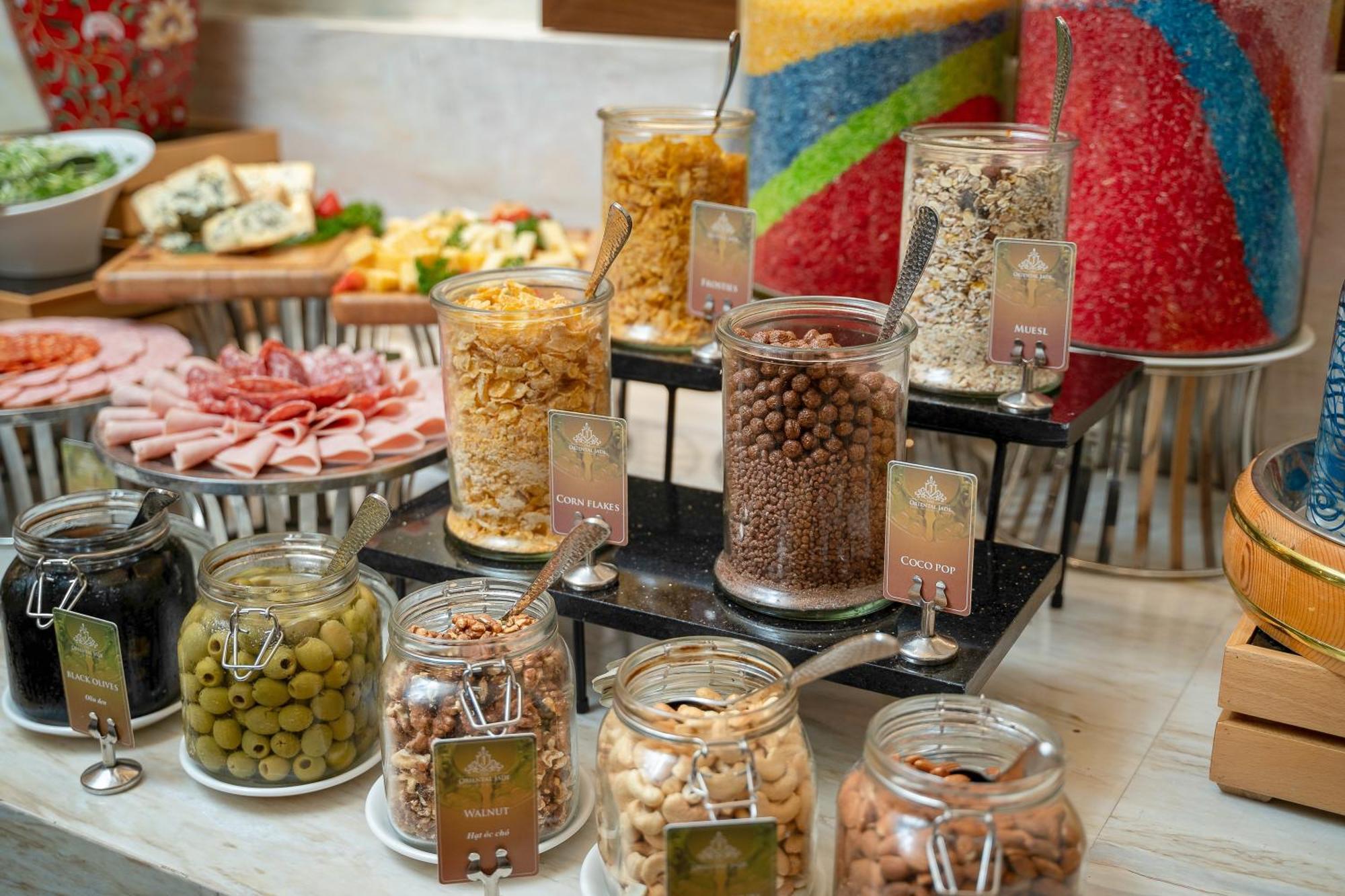 The Oriental Jade Hotel Hanoi Esterno foto A selection of olives and dried fruit