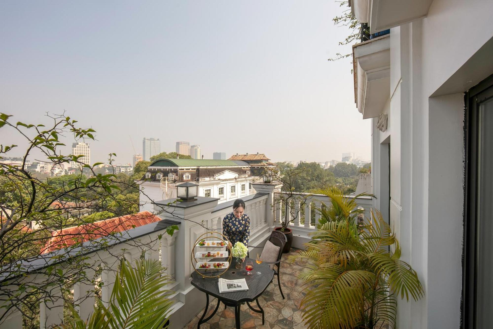 The Oriental Jade Hotel Hanoi Esterno foto A balcony in a hotel