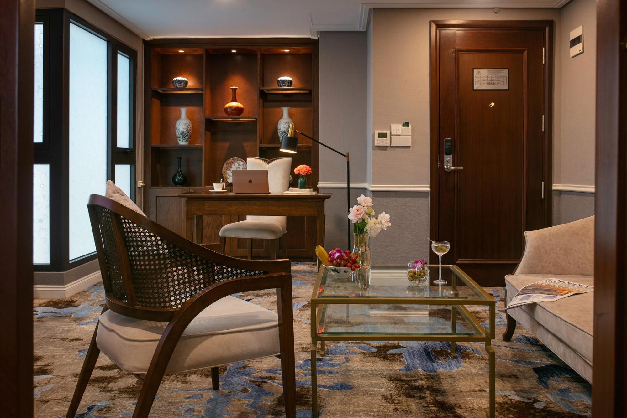 The Oriental Jade Hotel Hanoi Esterno foto A living room in a suite at the Mandarin Oriental, Bangkok