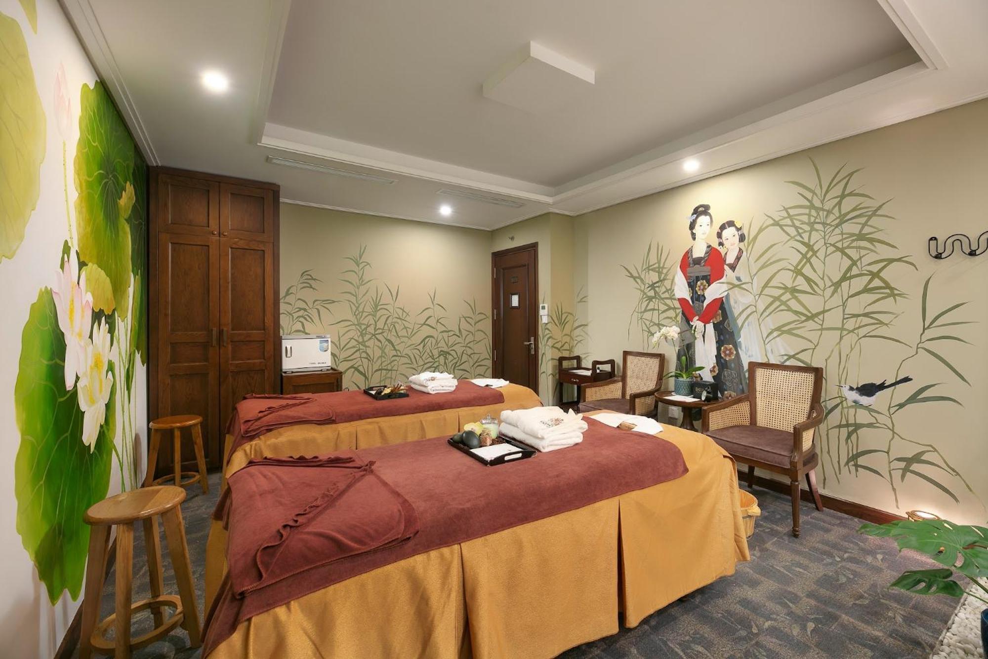 The Oriental Jade Hotel Hanoi Esterno foto A massage room at a spa in Vietnam