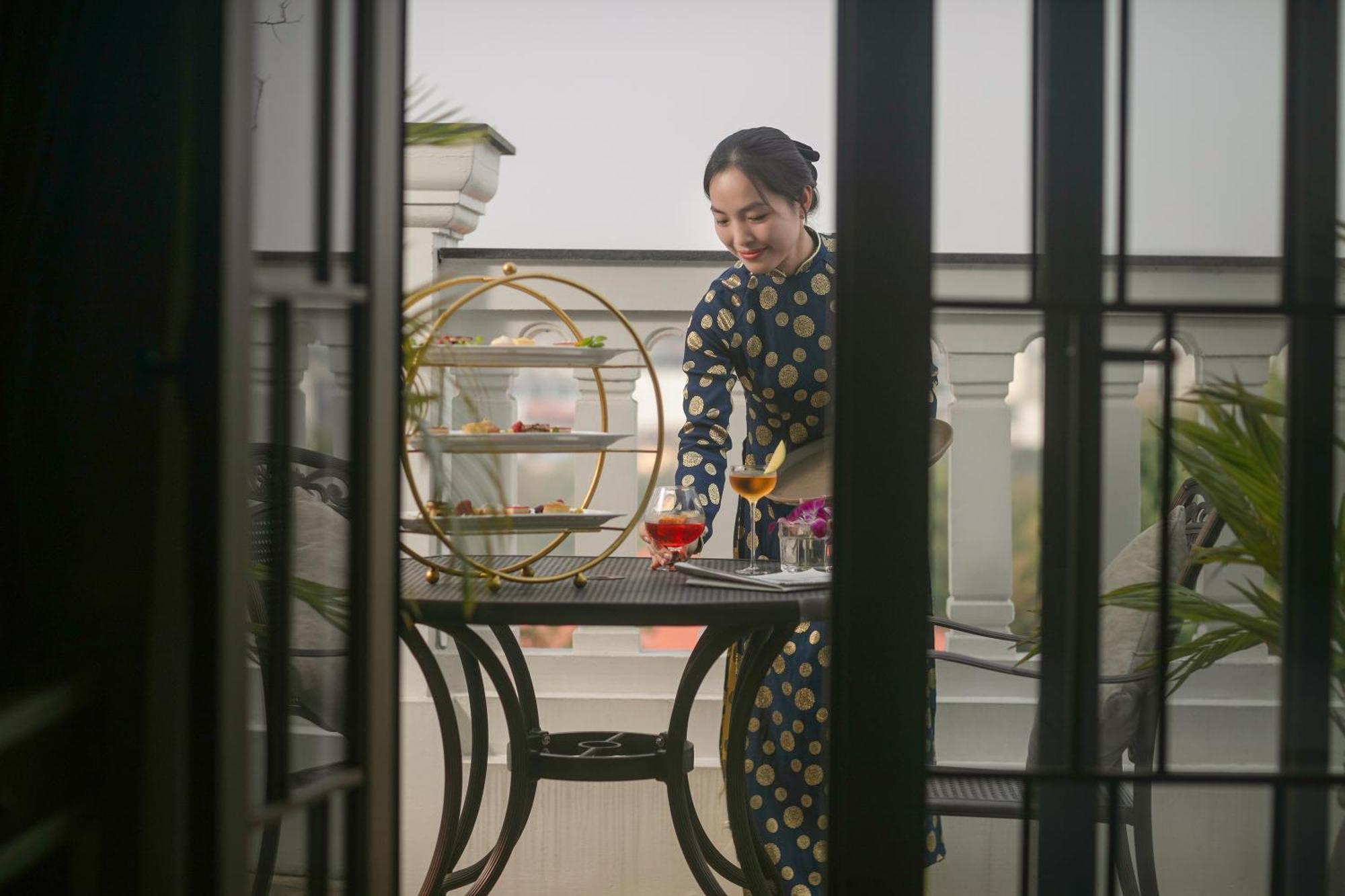 The Oriental Jade Hotel Hanoi Esterno foto A woman in a home