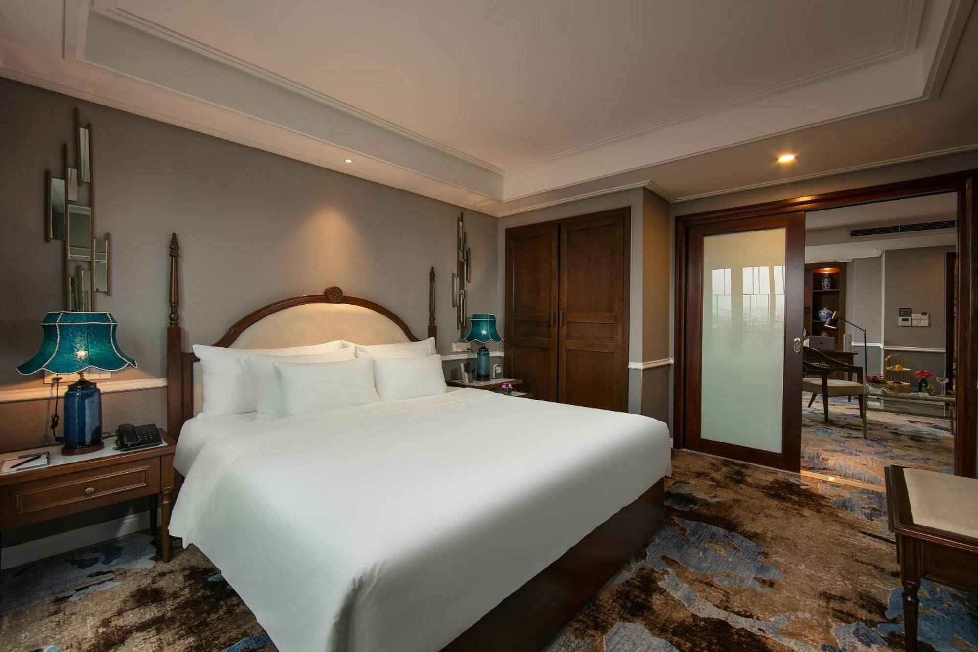 The Oriental Jade Hotel Hanoi Esterno foto A bedroom at the hotel