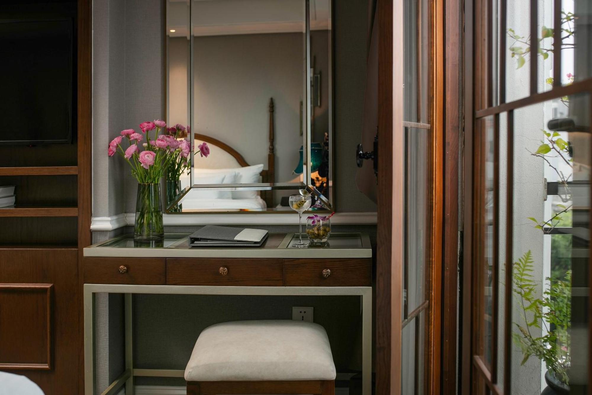 The Oriental Jade Hotel Hanoi Esterno foto A dressing table