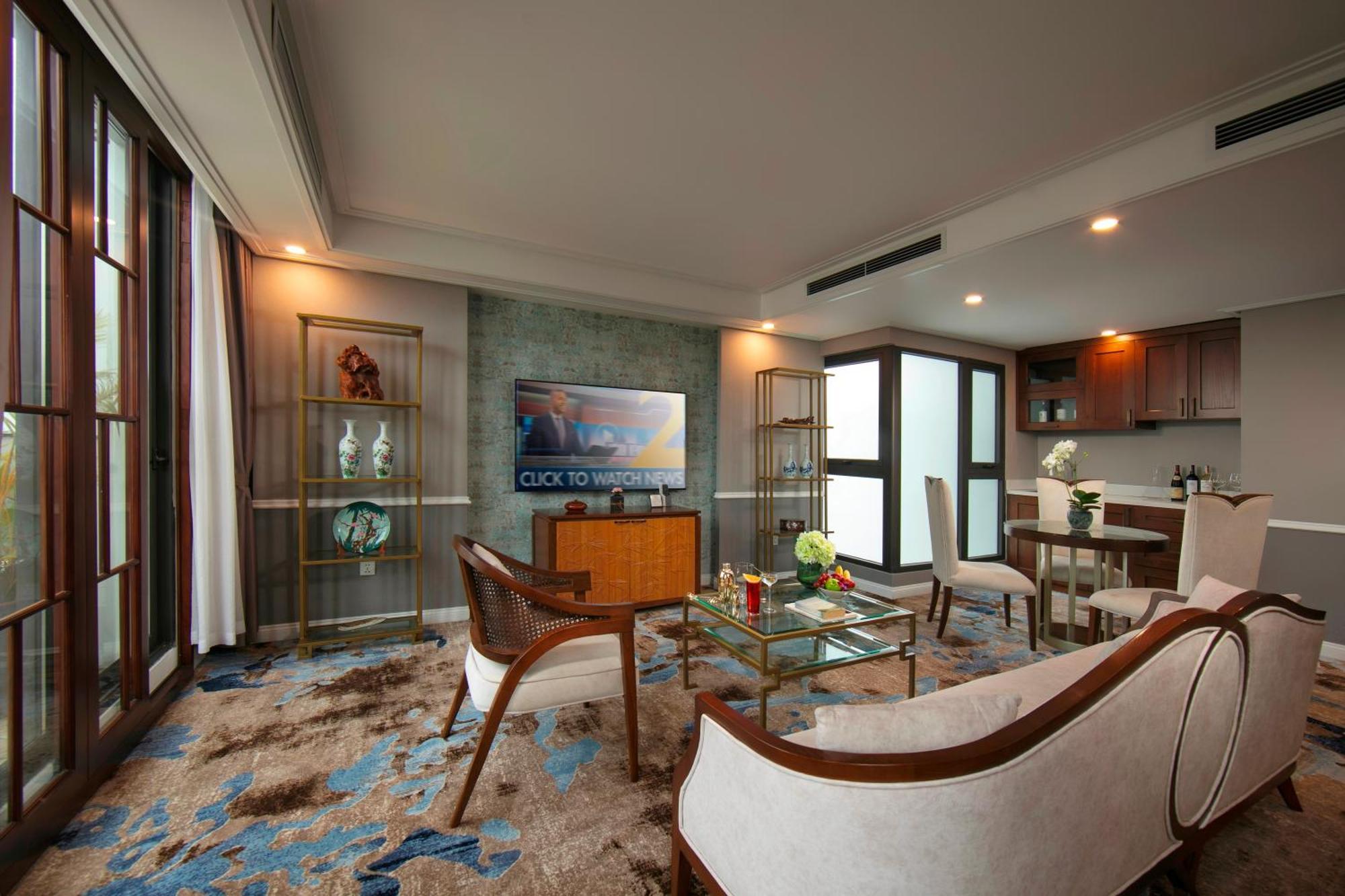 The Oriental Jade Hotel Hanoi Esterno foto A living room in a suite at the hotel