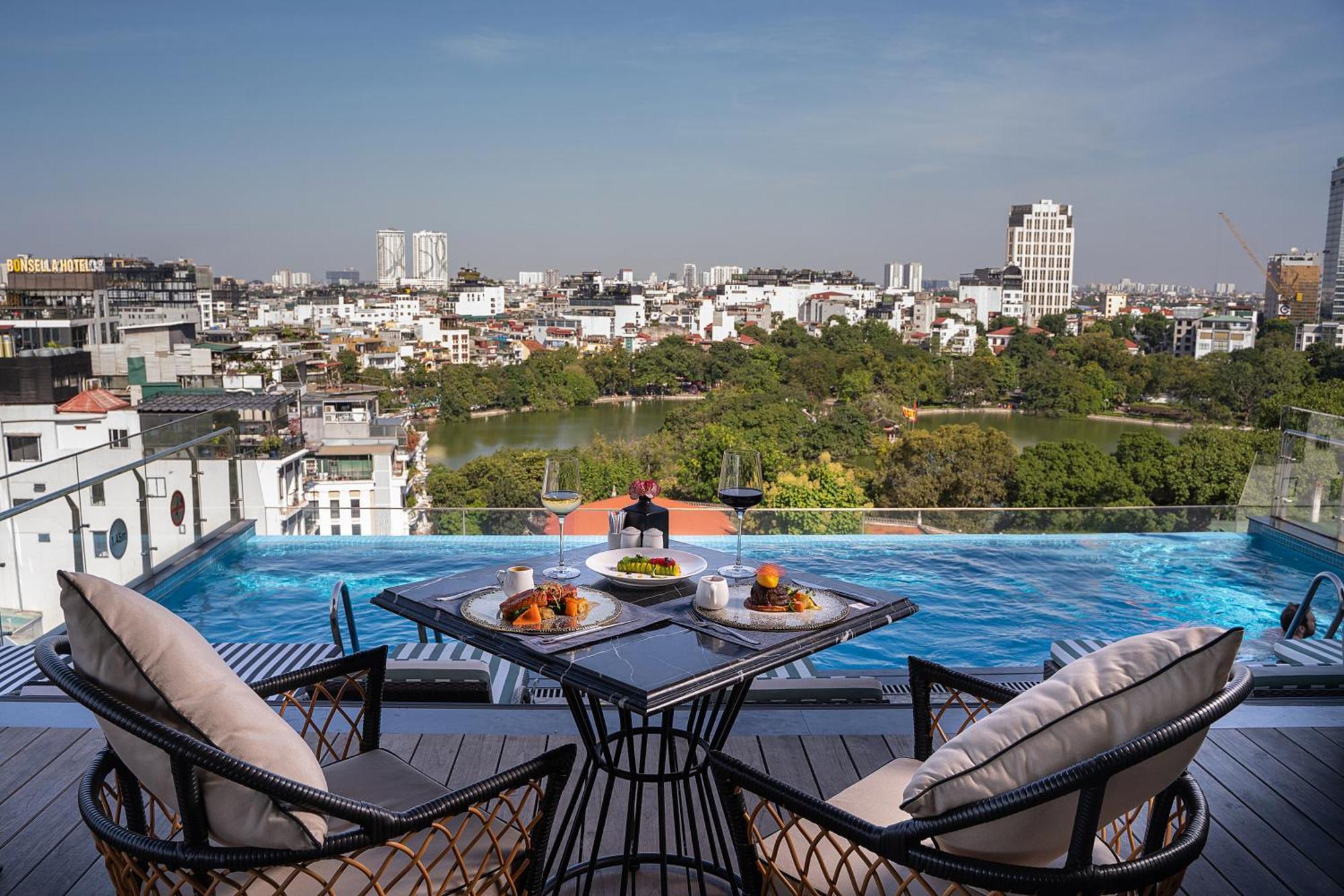 The Oriental Jade Hotel Hanoi Esterno foto View from the rooftop pool