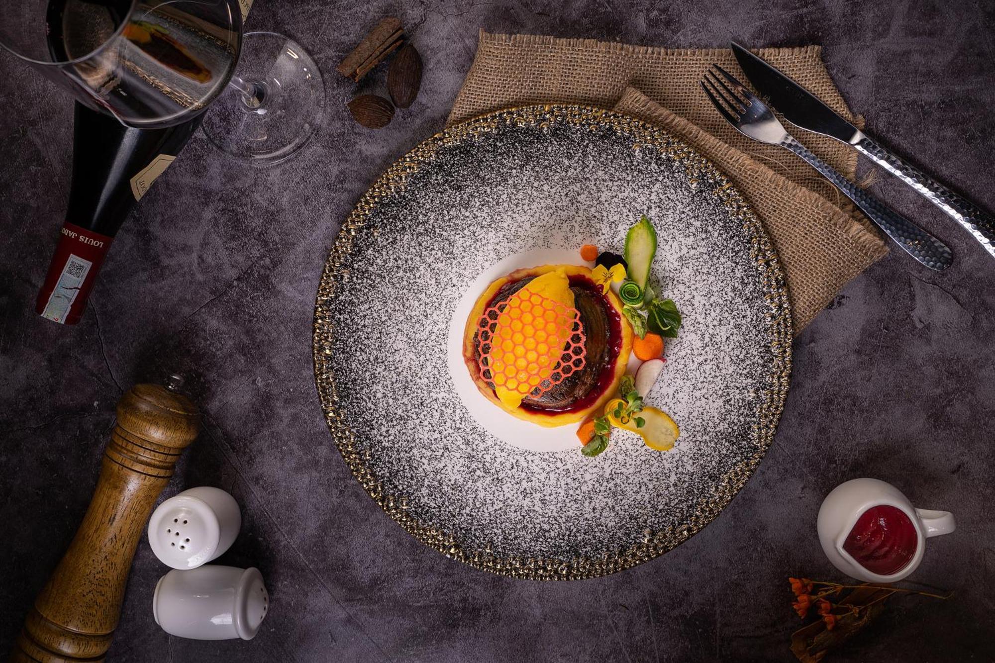 The Oriental Jade Hotel Hanoi Esterno foto A modern version of a beef tenderloin