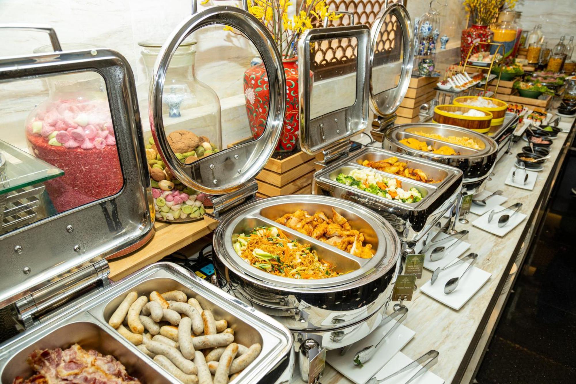 The Oriental Jade Hotel Hanoi Esterno foto A buffet at a hotel