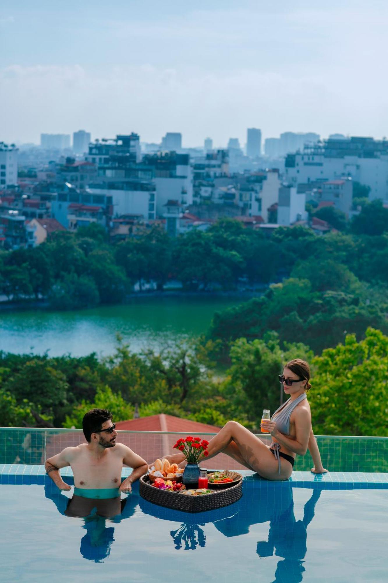 The Oriental Jade Hotel Hanoi Esterno foto View of the lake from the hotel