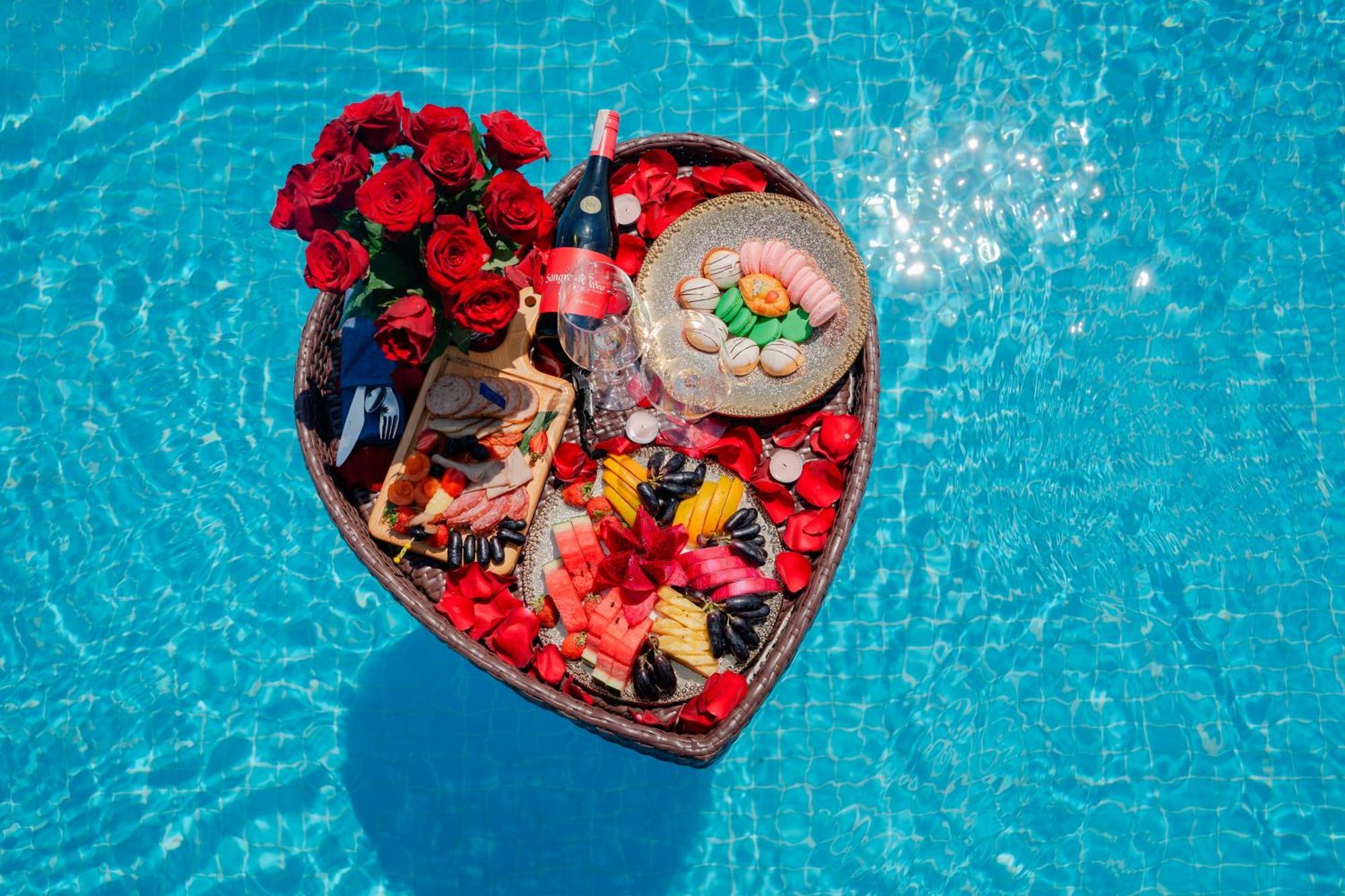 The Oriental Jade Hotel Hanoi Esterno foto A floating breakfast at a resort in Bali, Indonesia