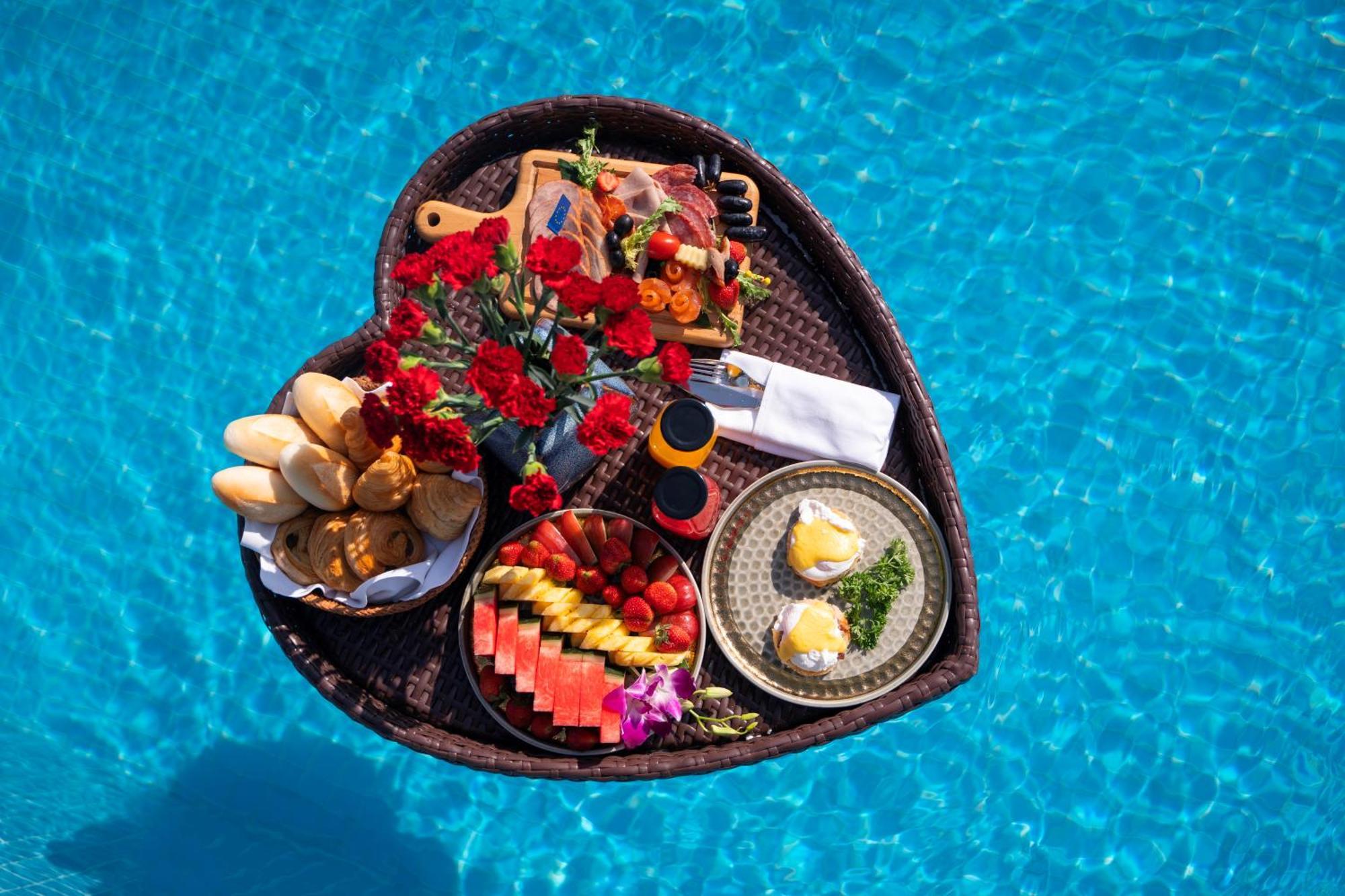 The Oriental Jade Hotel Hanoi Esterno foto A floating breakfast at a resort in Bali, Indonesia