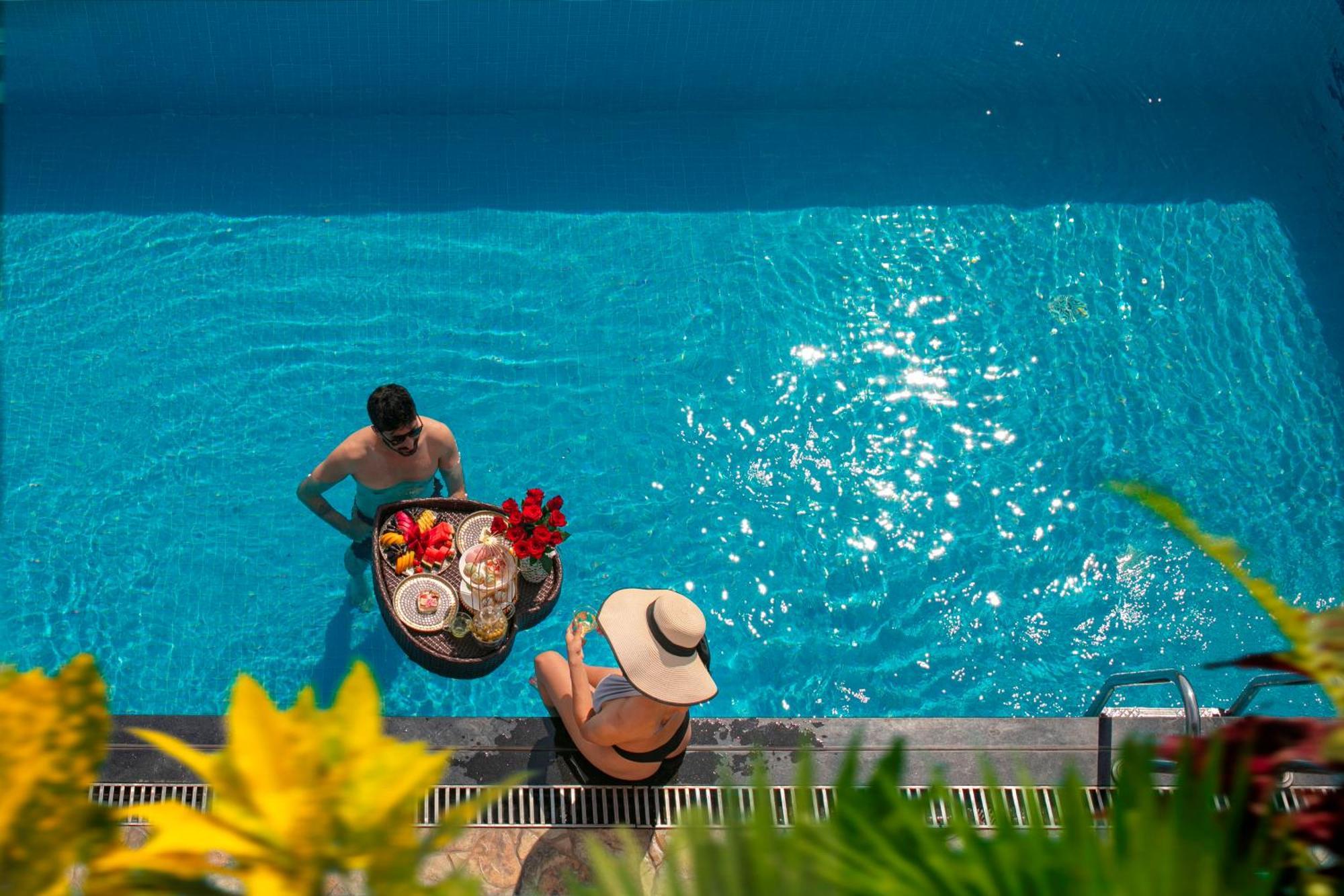 The Oriental Jade Hotel Hanoi Esterno foto The swimming pool at the hotel
