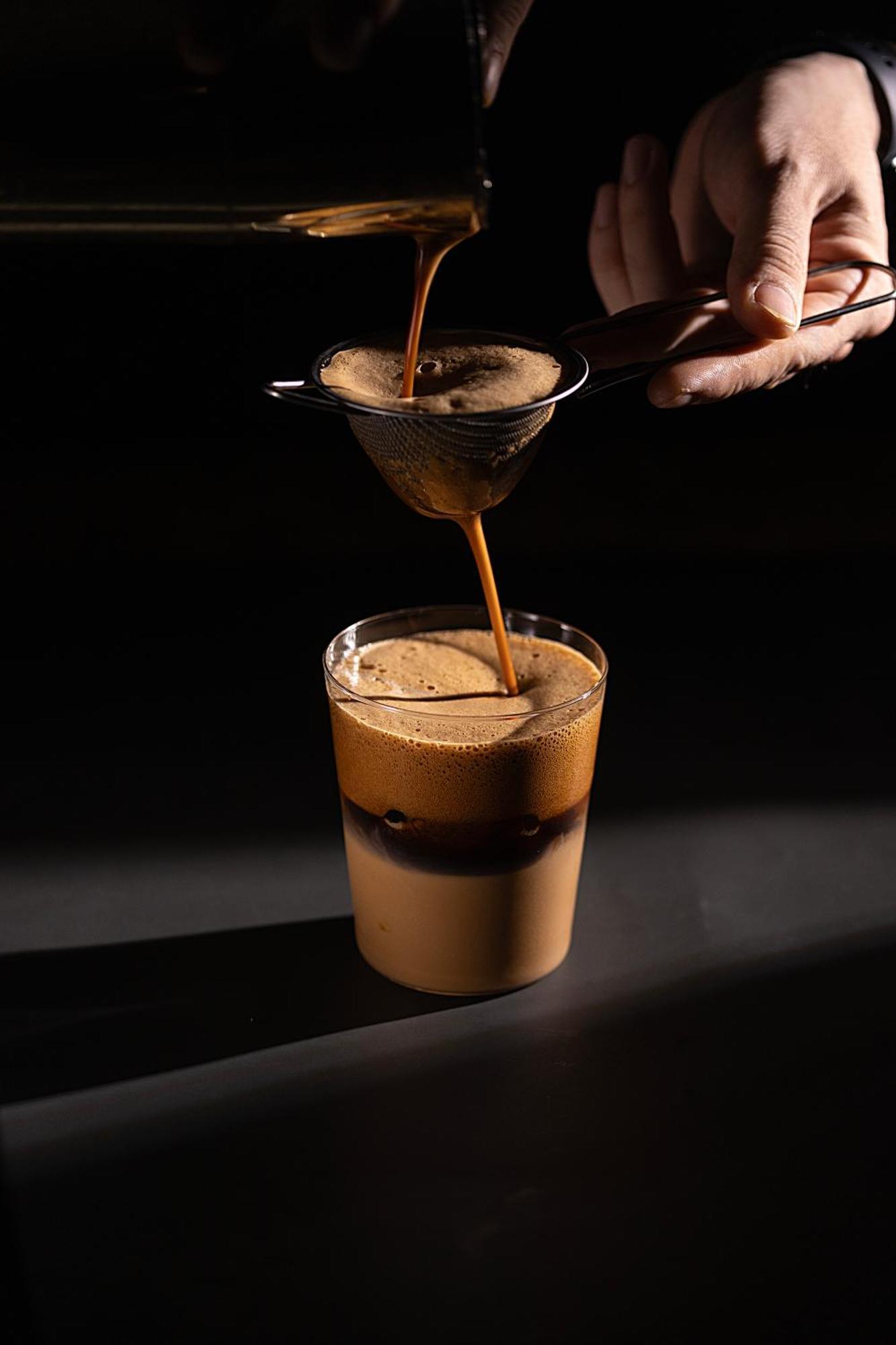 The Oriental Jade Hotel Hanoi Esterno foto A coffee being poured into a glass