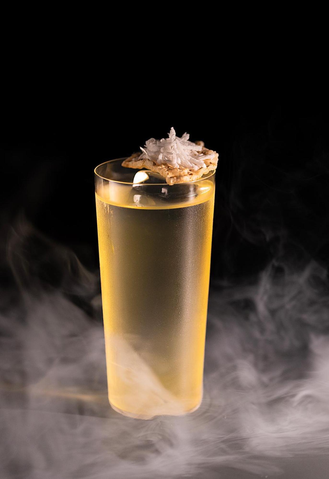 The Oriental Jade Hotel Hanoi Esterno foto A glass of dry ice cocktail