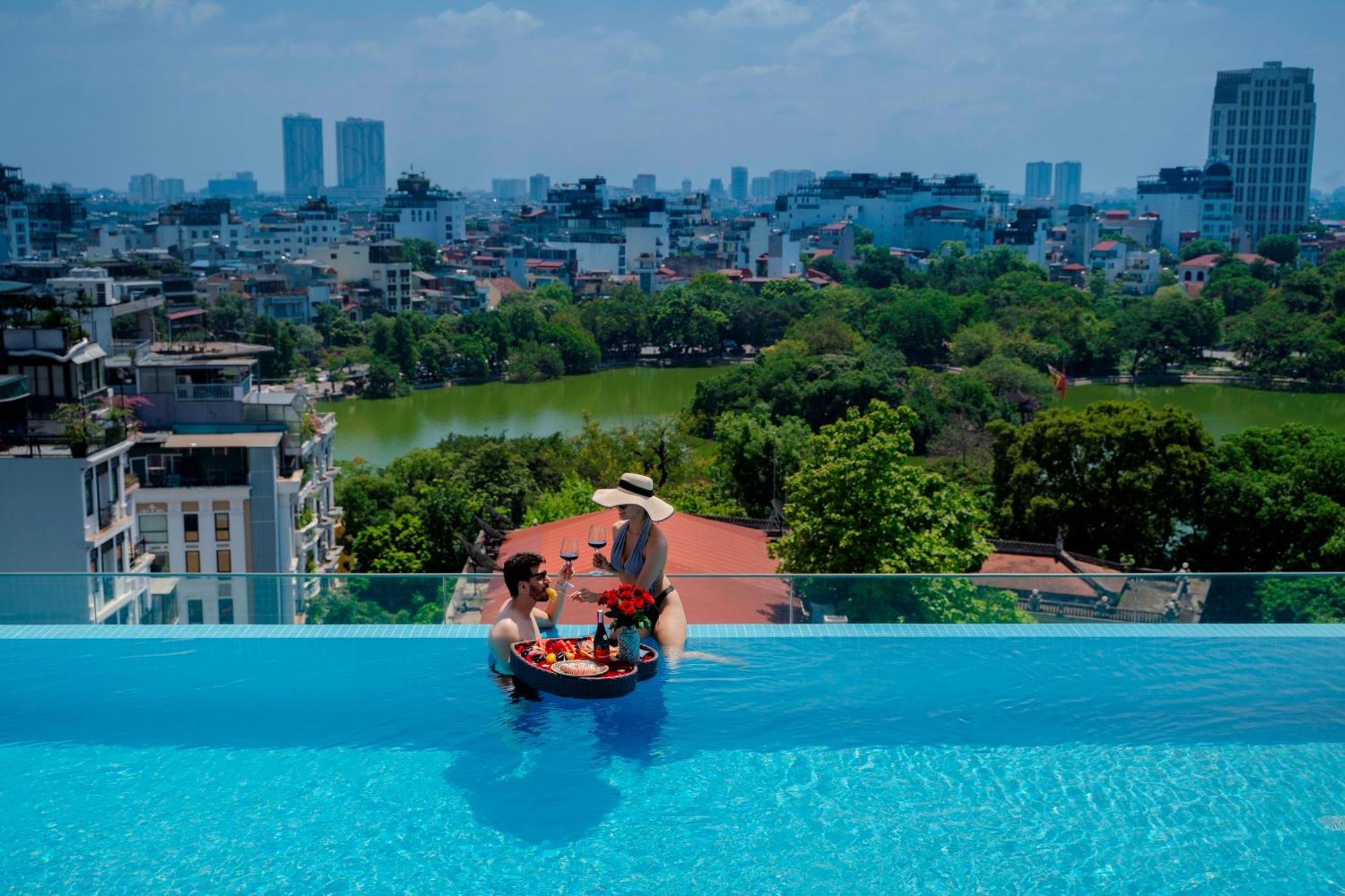 The Oriental Jade Hotel Hanoi Esterno foto View of West Lake from the hotel